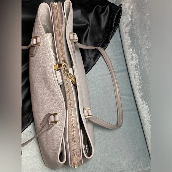 EUC Kate Spade beige pebbles, leather shoulder bag with dust bag 14” x 10” x 6”